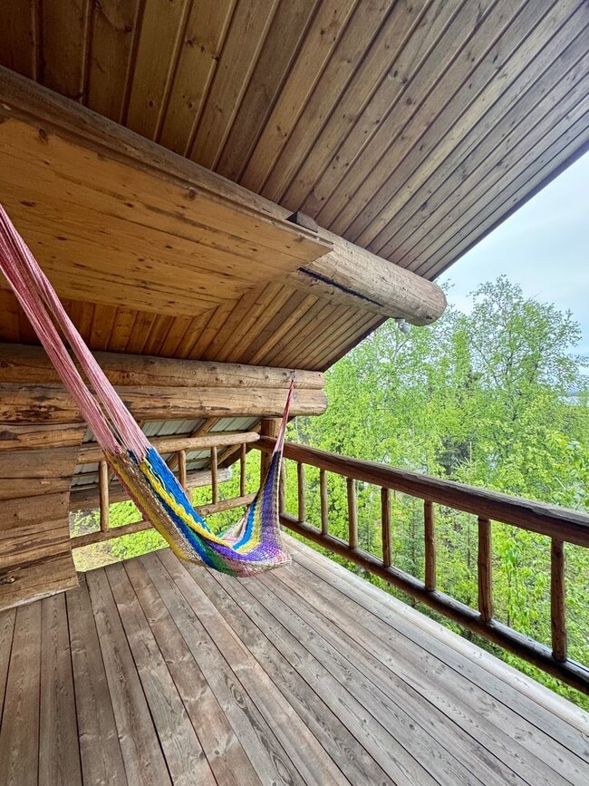 Building Photo - ALASKAN CABIN IN THE WOODS!