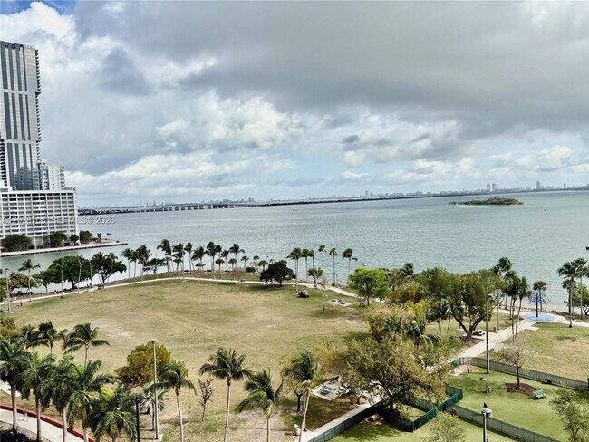 Building Photo - 1800 N Bayshore Dr