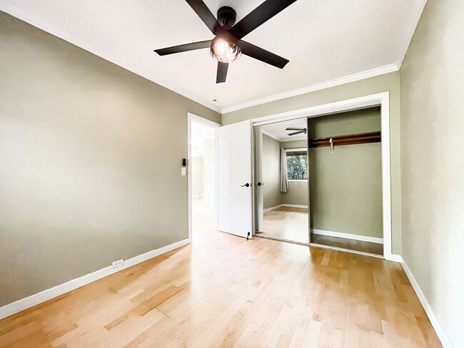 Building Photo - Pet Friendly 2-Bedroom Palolo Duplex