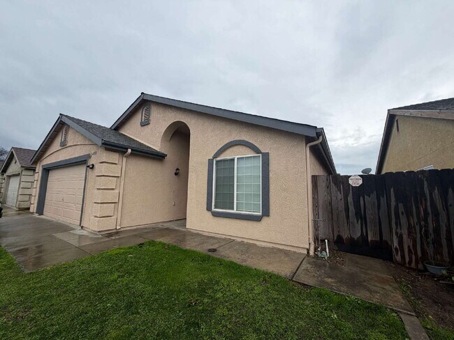 Building Photo - TWO WEEKS FREE RENT  "Charming 4-Bedroom Gem with 2 Full Baths in Merced – Spacious 1,515 Sq Ft H...