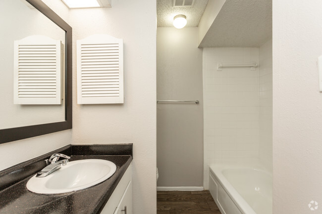 1BR, 1BA - 696SF Bathroom - The Escapade