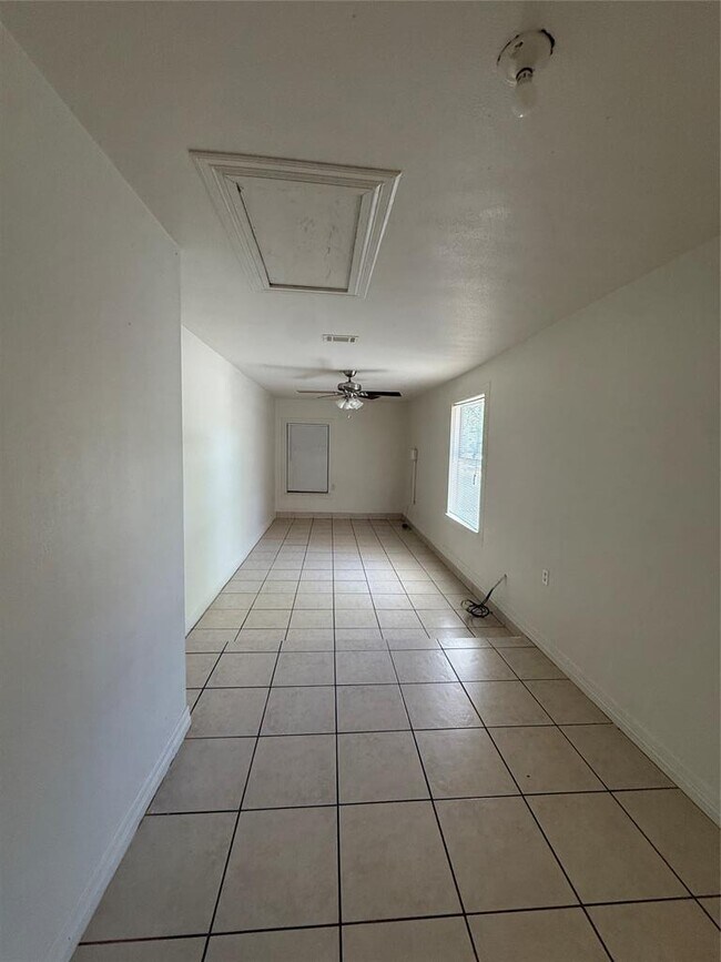 Building Photo - 8906 Pineridge Dr