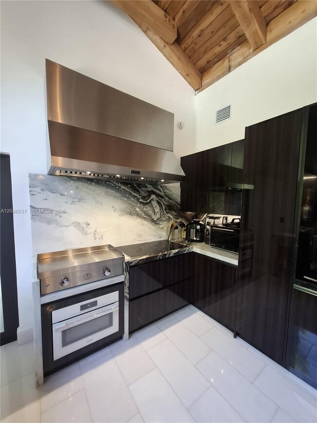 Building Photo - 6350 Pine Tree Dr