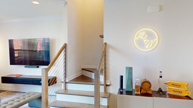 Building Photo - Beautiful Rooftop Terrace Townhome w/ gara...