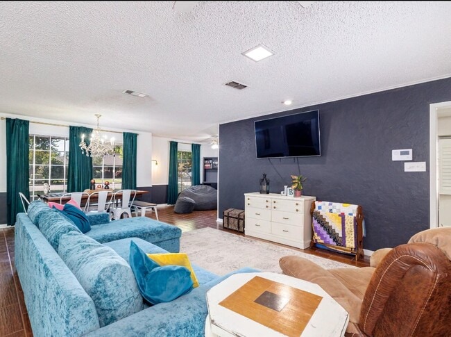 Building Photo - 3 Bed 2.5 Bath Home | Garage | Beautiful C...