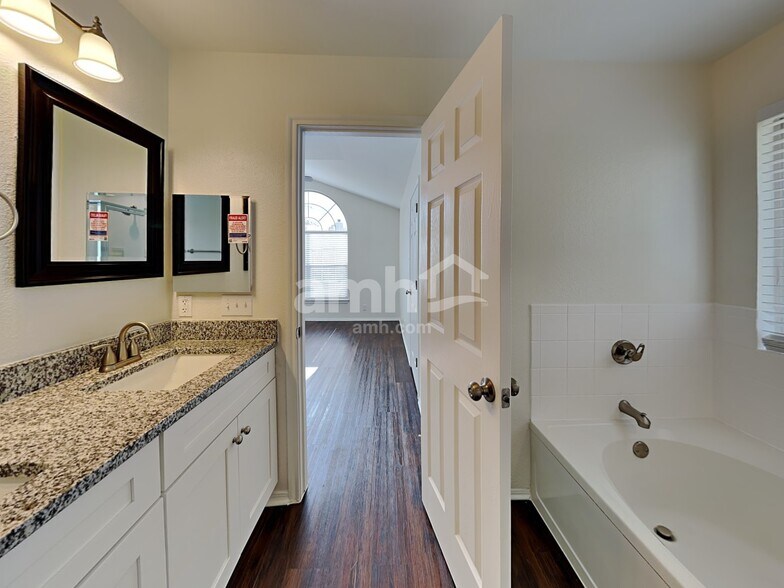 Building Photo - 22234 Goldcrest Run