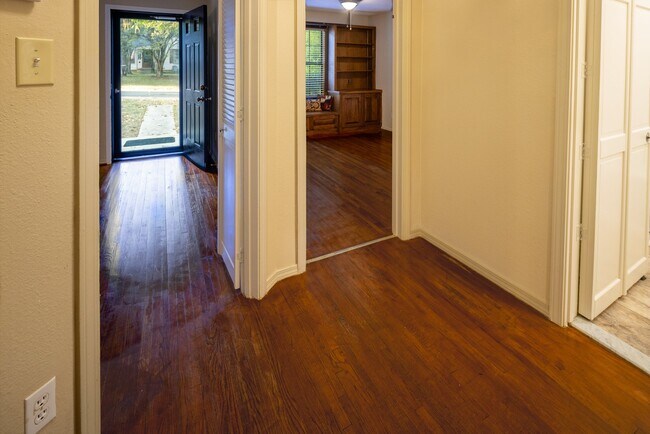 Building Photo - 415 Haden St