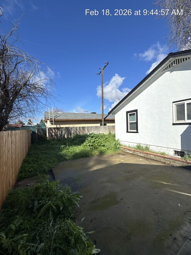 Building Photo - Woodlake Home! Available Now!