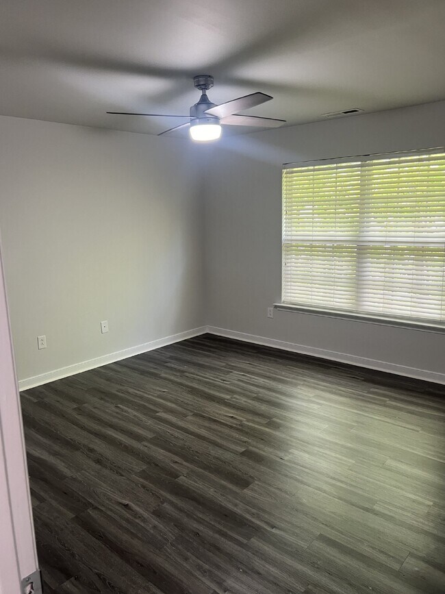 Building Photo - Spacious 6-Bedroom Home with 3 Bathrooms i...