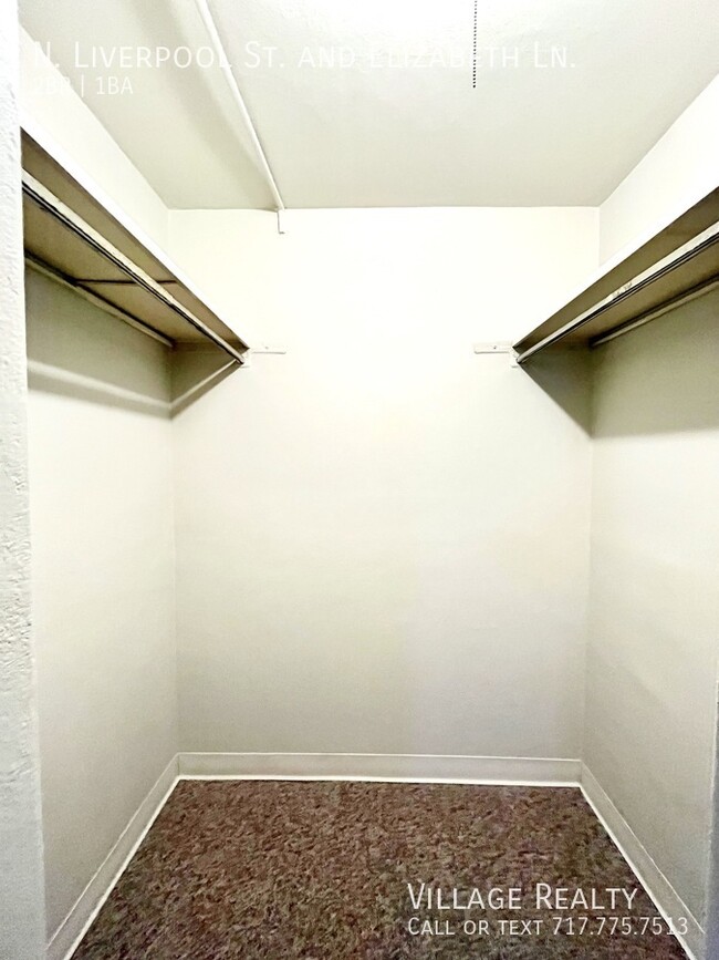 Building Photo - END-unit! Affordable 2-Bed Convenient to I...