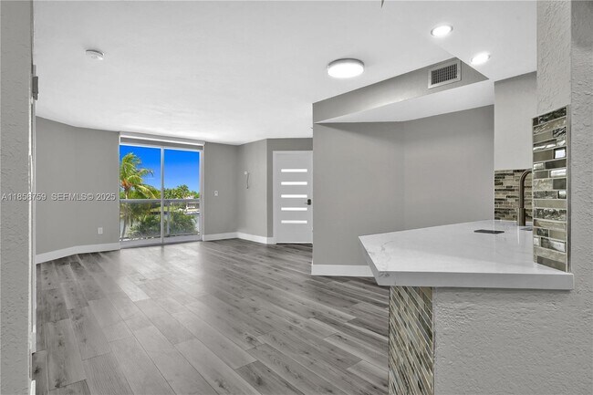 Building Photo - 5880 Collins Ave