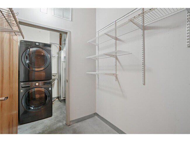 Building Photo - 2929 Chicago Ave