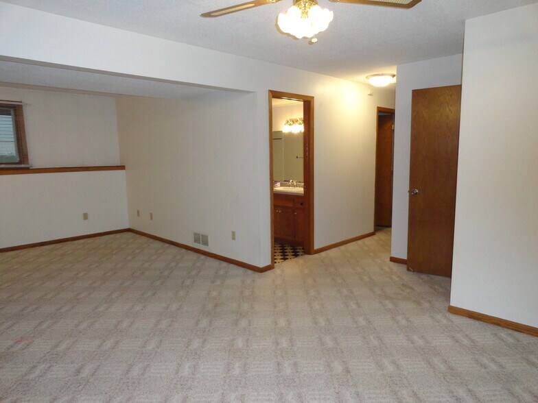 Building Photo - 1852 Evergreen Dr NW