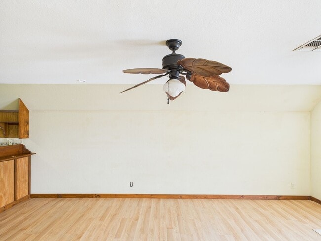 Building Photo - Cozy Apartment