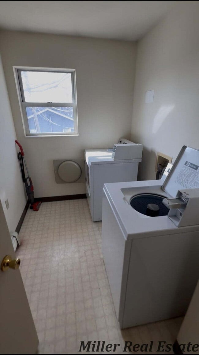 Building Photo - 2 Bedroom Apartment in Hastings – Gas and Water Included – $1,150/mo