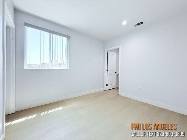 Building Photo - 206 1/2 E 87th
