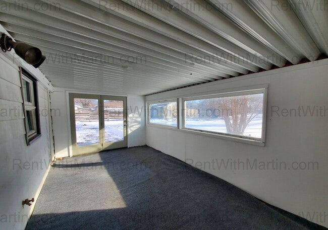 Building Photo - For Rent- Beautiful home in Evansdale! Pets Ok!