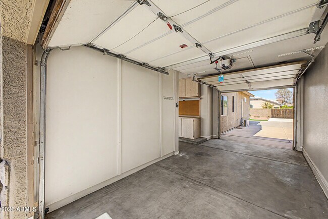 Building Photo - 414 N Hudson Pl