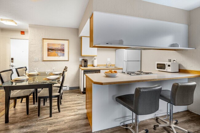 Building Photo - Downtown Anchorage Two Bedroom Two Bath (101)