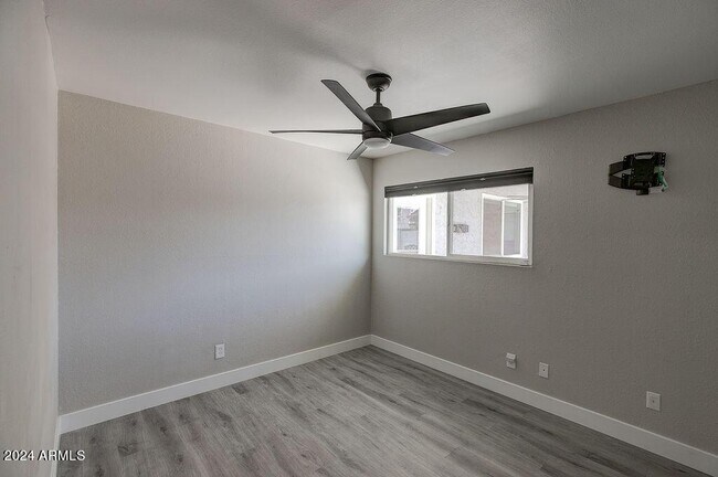 Building Photo - 917 N 87th Pl