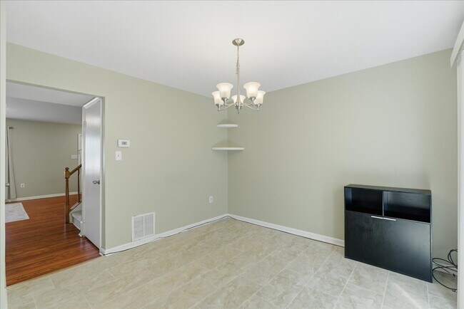 Building Photo - Comfortable Single-Family Home with Functional Layout and Outdoor Space