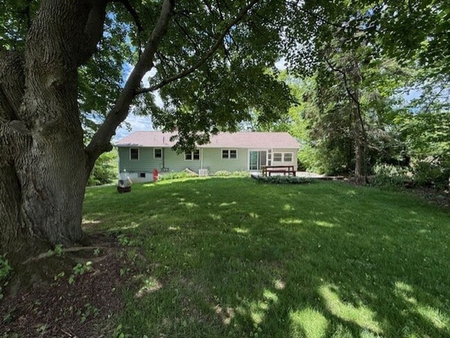 Building Photo - Charming 3 Bedroom in Overlook Heights
