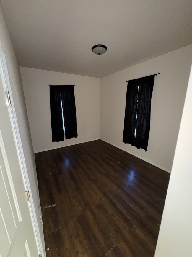 Building Photo - 905 5th Ave N