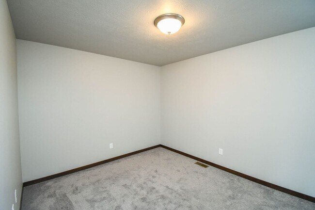 Building Photo - Stylish Townhome in Harrisburg School District – Open Floor Plan & Loft!