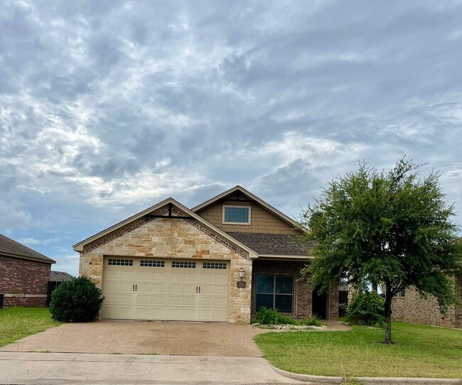 4 Bedroom Single Family Home: Available Now! - 4 Bedroom Single Family Home:  Available Now!