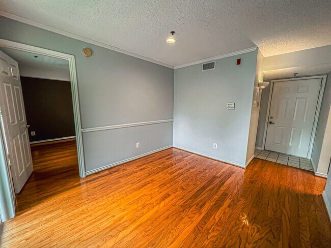 Building Photo - Charming 1 Bed 1 Bath Unit With Private Balcony In The Fountains At McLean - Water Included