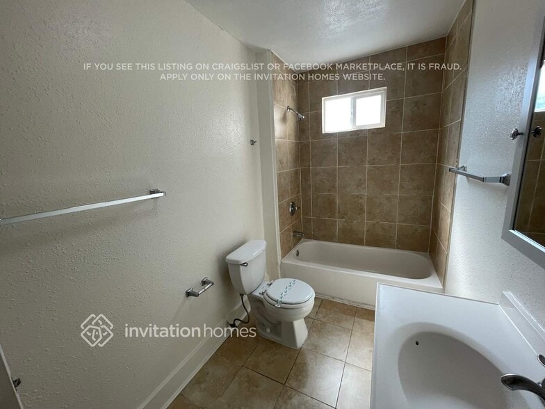 Building Photo - 2627 S Dunsmuir Ave