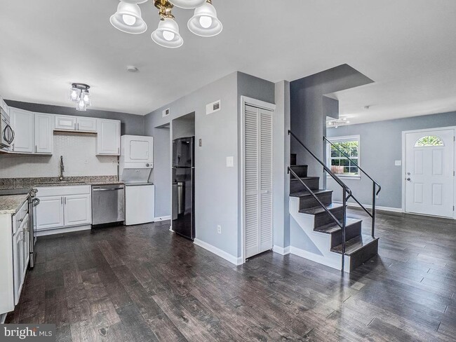 Building Photo - 330 Brock Square