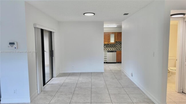 Building Photo - 501 Racquet Club Rd