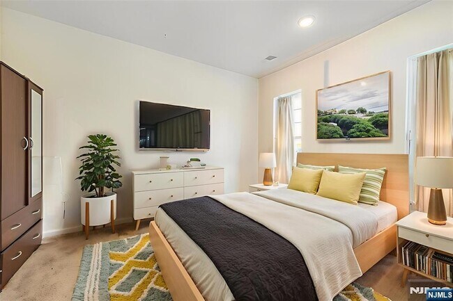 Building Photo - 9 Landmark Ln