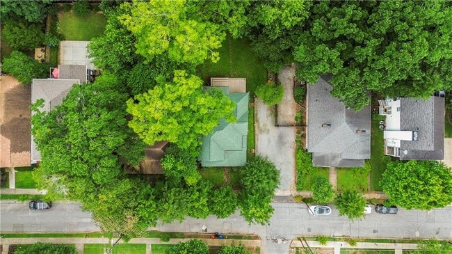 Building Photo - 240 Melrose Ave