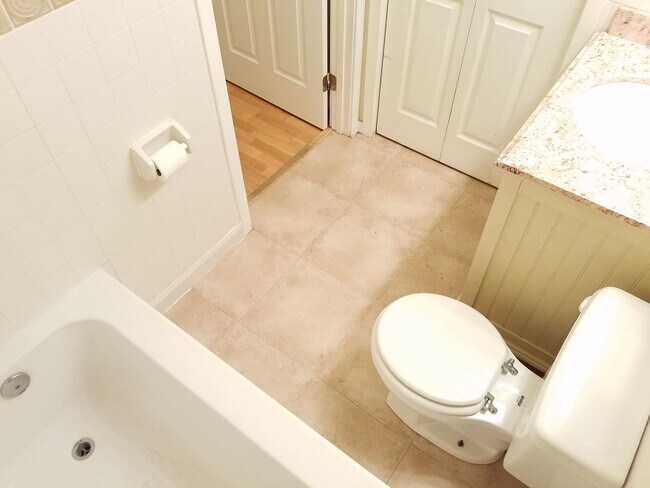 Building Photo - Adorable  second level Studio Condo available mid September!