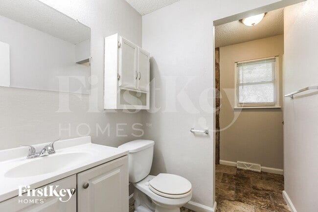 Building Photo - 1805 SW Speas Dr