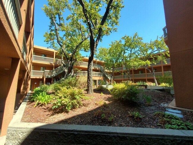 Building Photo - Spacious 2 bedroom 2 bath condo with perfect floor plan