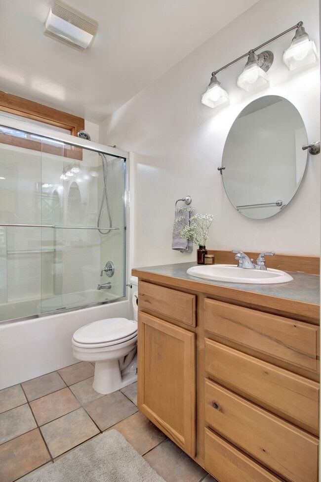 Building Photo - Spacious Home on Elevated Lot in Bellevue'...
