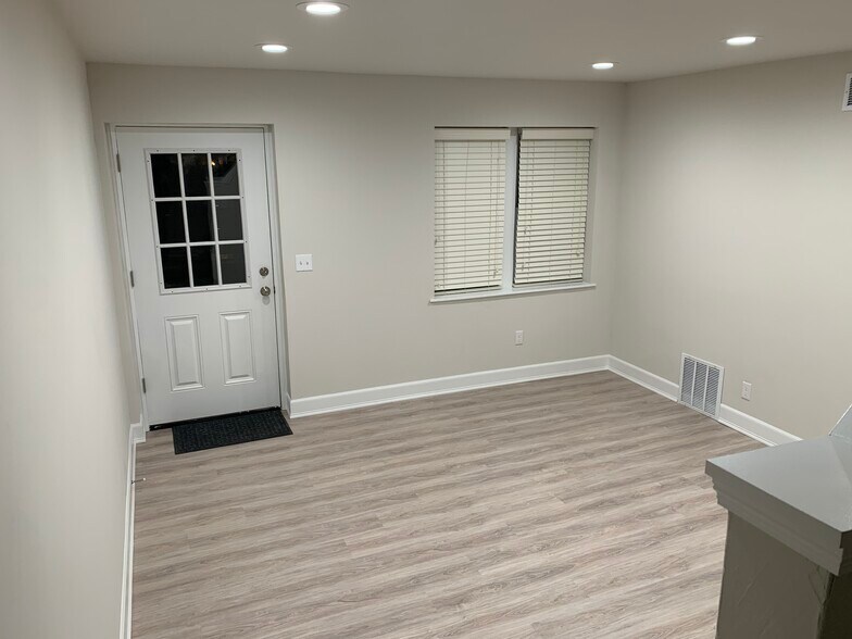 Living room - 281 Oak Dr