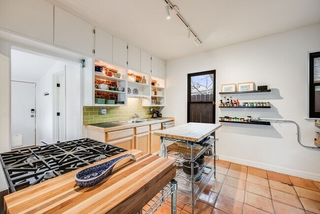 Building Photo - Charming 2BR House in Denver