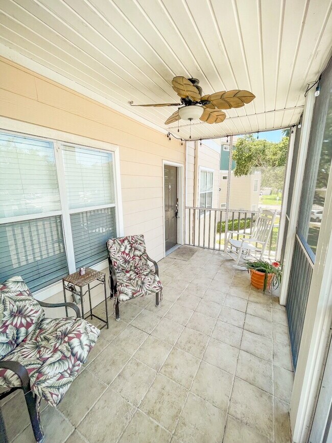 Building Photo - "Chic & Cozy Furnished 1-Bedroom Condo with Granite Charm and Poolside Relaxation in Bradenton!"