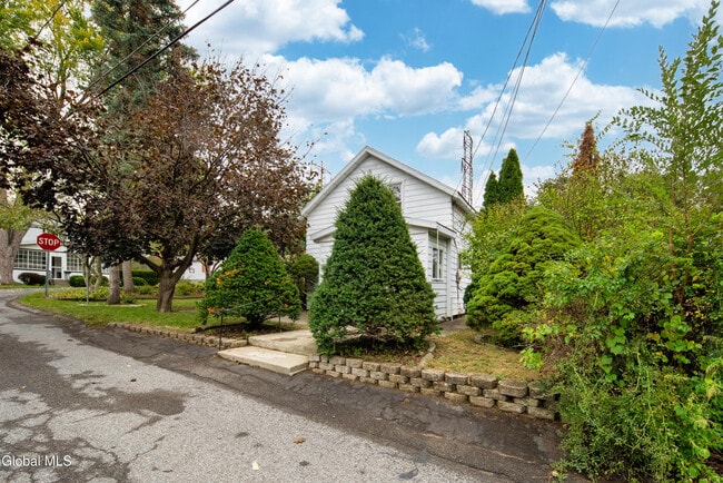 Building Photo - 37 Undine St