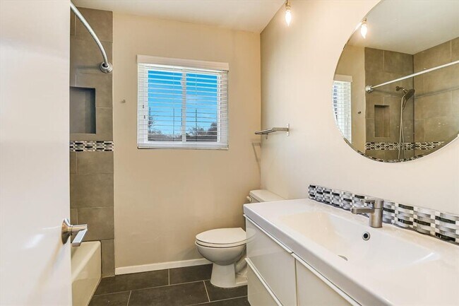 Building Photo - 7105 Meadowood Dr