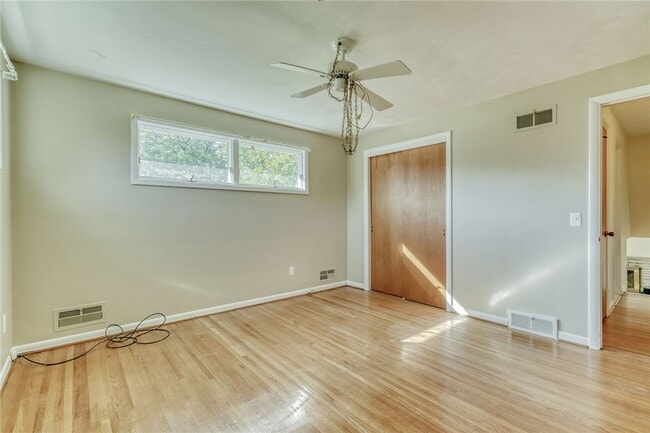 Building Photo - 241 Willowcrest Dr