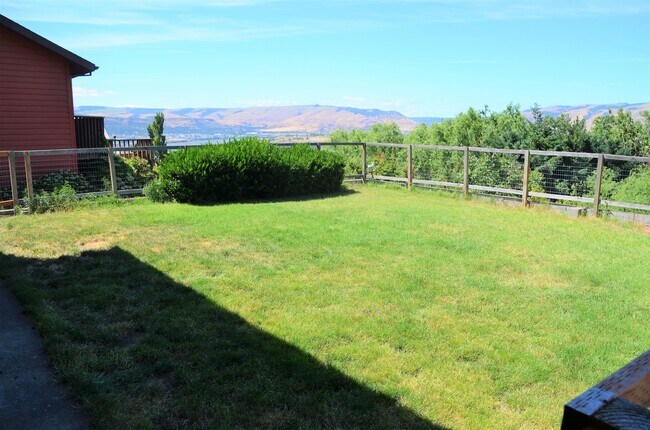 Building Photo - Home With Amazing River Views!