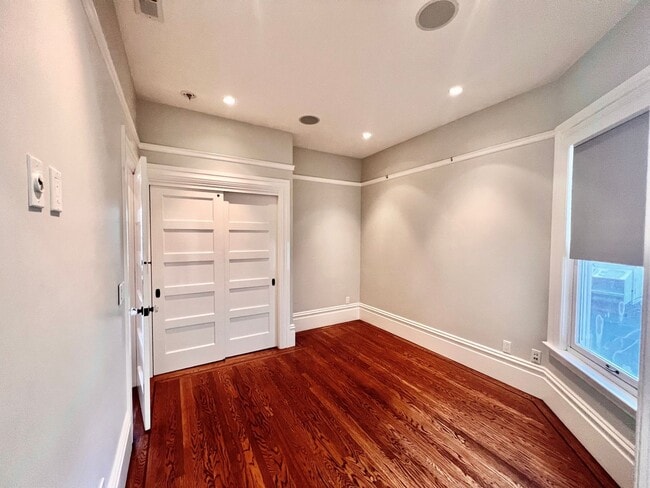 Building Photo - Welcome to North Beach! Premier 1 bed/ 2 B...