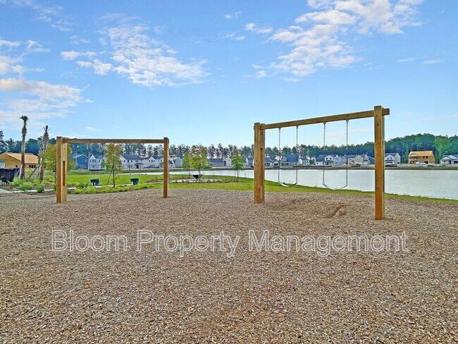 Building Photo - 450 Carrara Dr