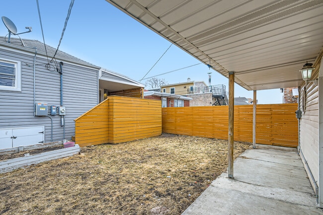Building Photo - 6112 S Kilbourn Ave