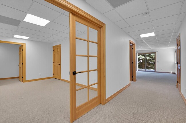 Building Photo - 556 Ridgeside Dr